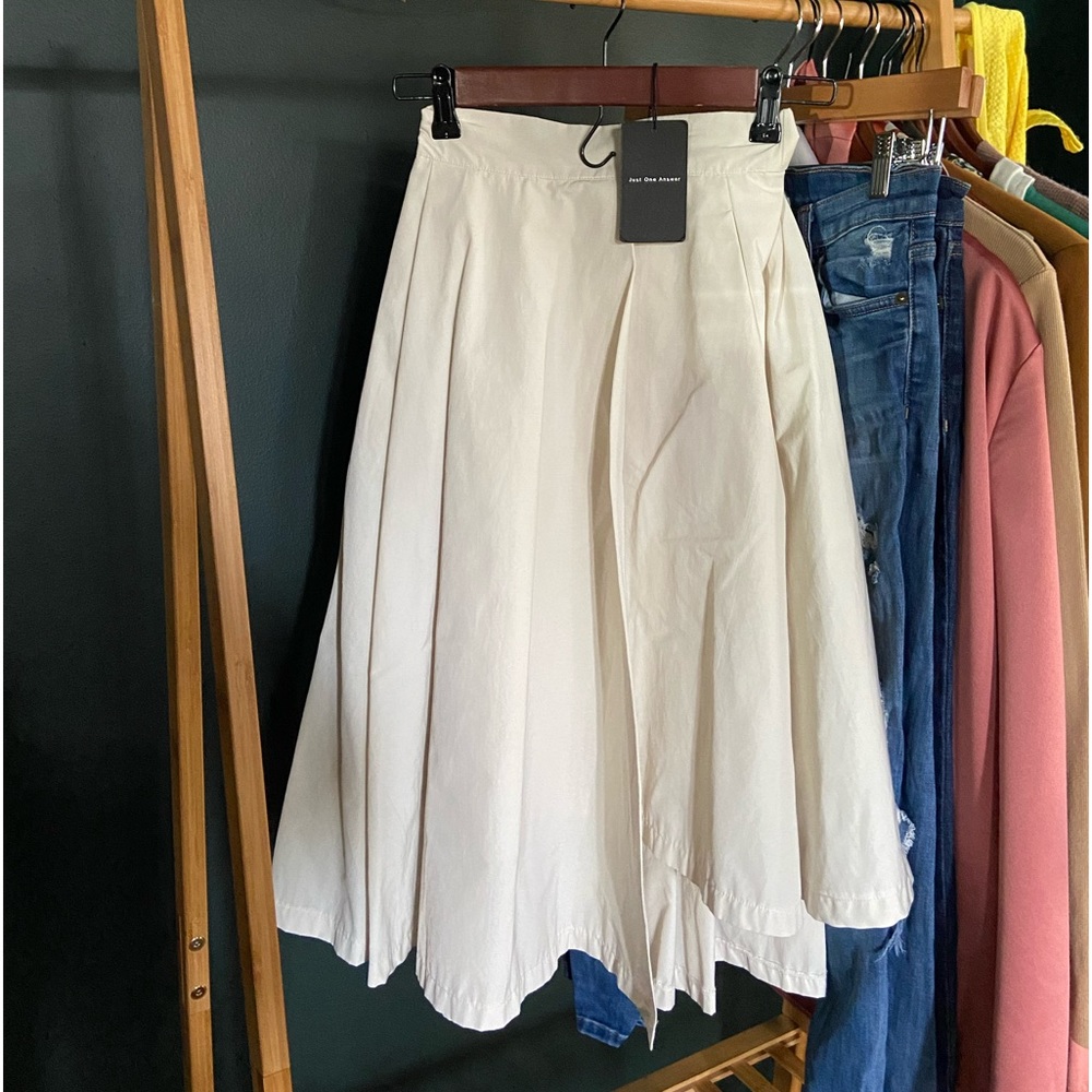 Just One Answer skirt, never worn, tags attached, size 0